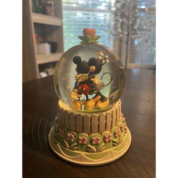 Hallmark Disney A Kiss For Mickey Minnie Wonders Within Collection Snow Globe - Picture 5 of 16